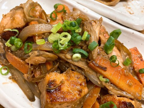 鮭と根菜の味噌マヨ炒め
